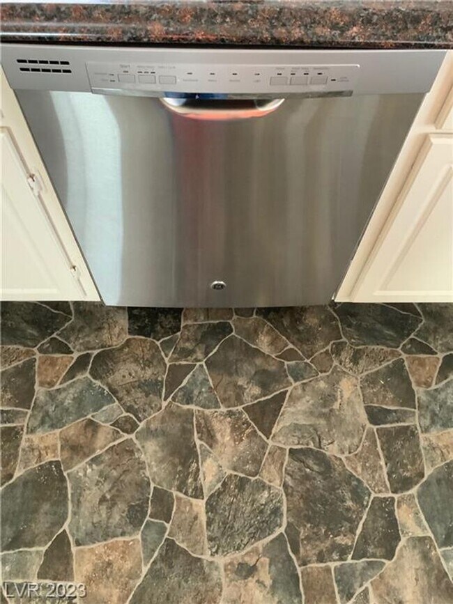 Building Photo - CHARMING SPLIT LEVEL HOME. FEATURING OPEN FAMILY ROOM