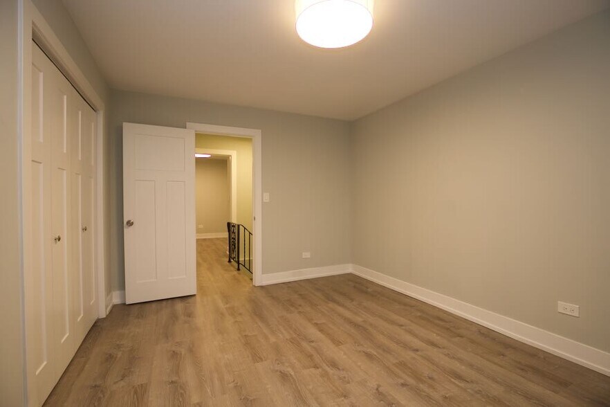 Building Photo - 456 W Barry Ave