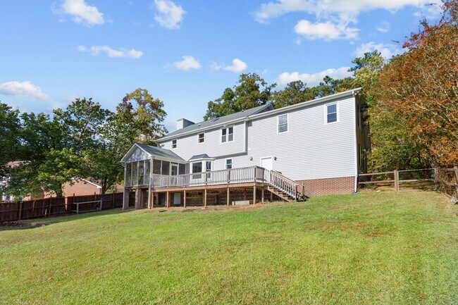 Building Photo - Beautiful 4 Bedroom/ 2 Story Home