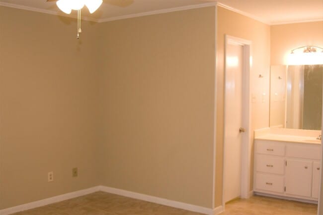 Building Photo - 131 Willow Ln