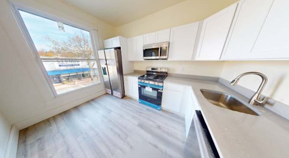 Primary Photo - 736 Main St