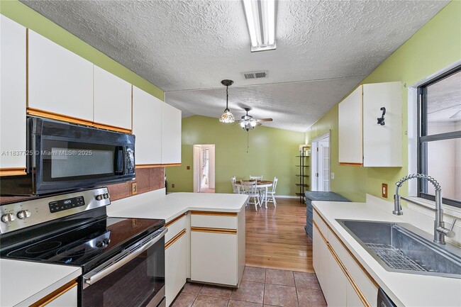 Building Photo - 2044 NE 24th St