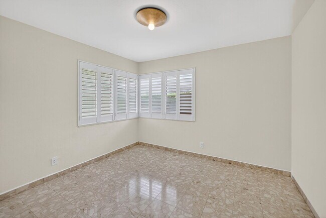 Building Photo - 4442 Sea Grape Dr