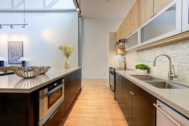 Building Photo - 1312 Live Oak St