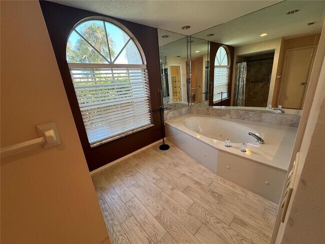 Building Photo - 549 Warwick Ln