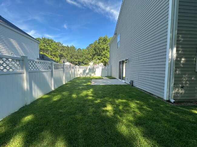 Building Photo - Four Bedroom Home with Private Fenced Back Yard in the Farm!