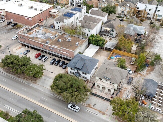 Building Photo - 1119 Waugh Dr