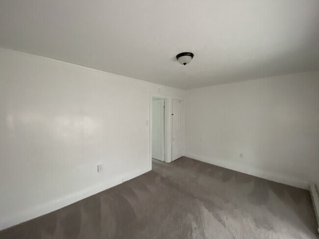 Building Photo - 903 W Poplar St