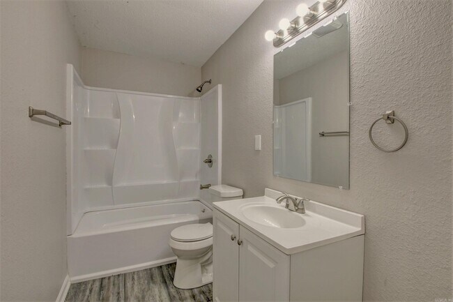 Building Photo - 17 Hiland Pl