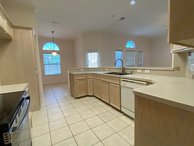 Building Photo - AFFORDABLE ISLAND LIVING!