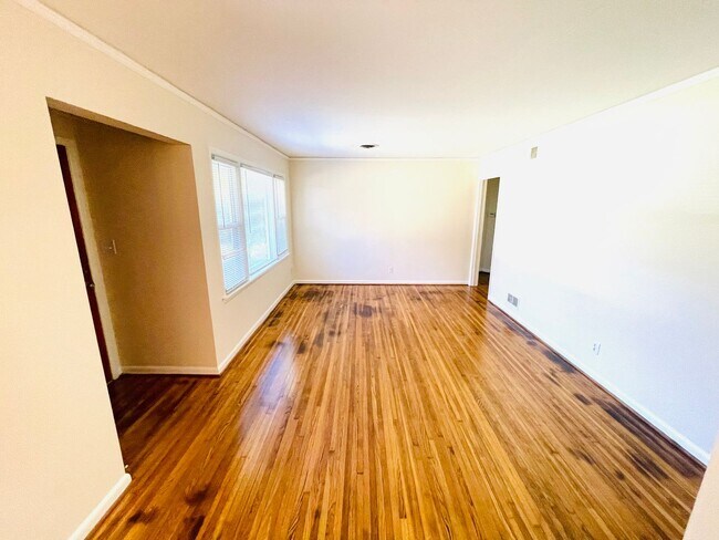 Building Photo - ** 3 bed 2 bath located in Morningview ** ...