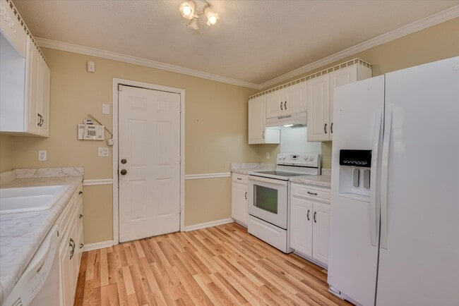 Building Photo - 2102 Howard Mill Rd