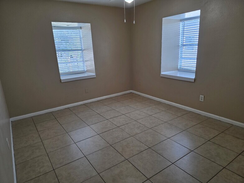 Building Photo - 9004 Tudor Dr