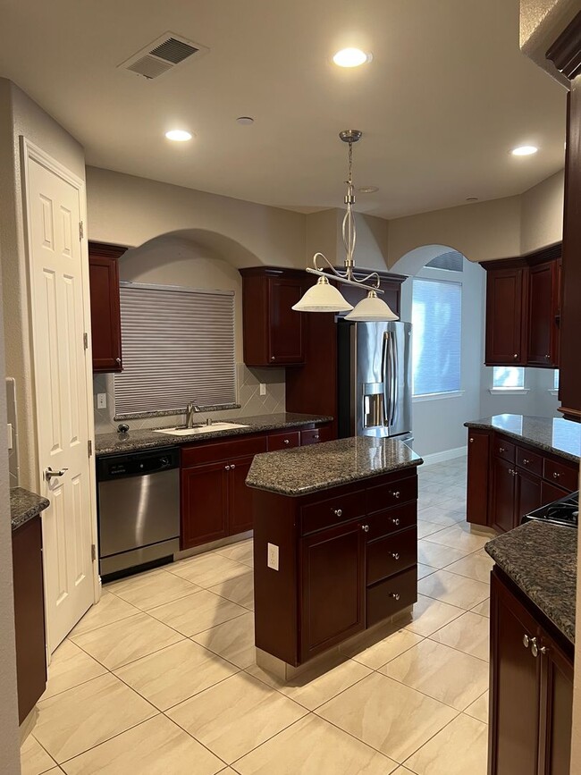 Building Photo - Beautiful Family Home