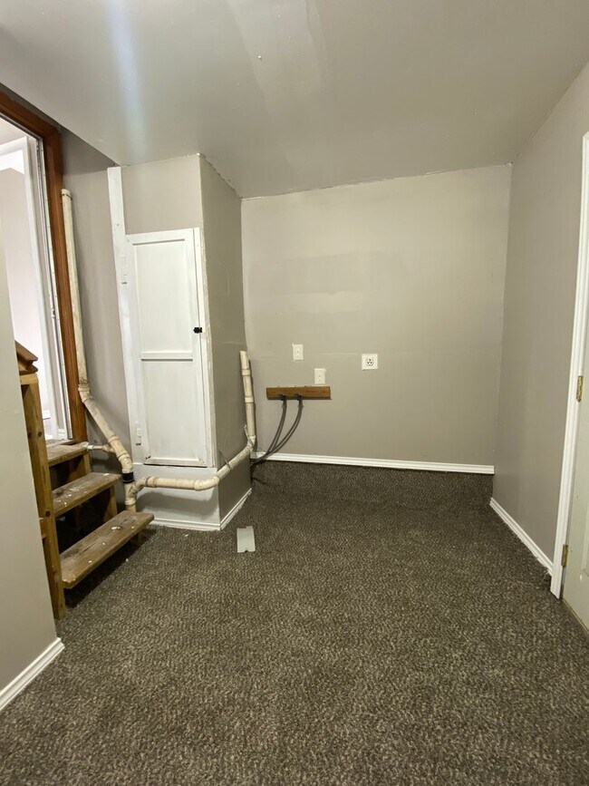 Building Photo - 4 Bedroom House Available now in Midwest City