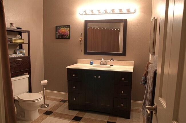 Building Photo - $0 DEPOSIT OPTION. CHARMING TWO-STORY TOWN...