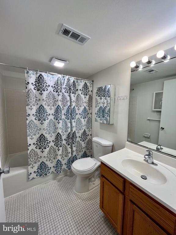 Building Photo - 2217 Sayre Dr
