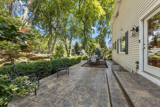 Building Photo - 10S160 Alma Ln