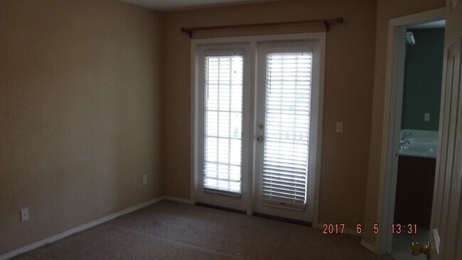 Building Photo - Two Bedroom, Two and half Bath Townhome