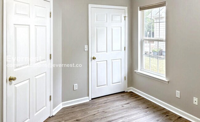 Building Photo - 3 Bed, 2 Bath Home with Garage / Pet-Frien...