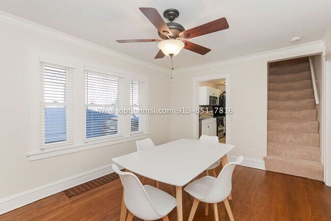 Building Photo - Charming, impeccably clean and maintained ...