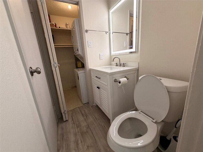 Building Photo - 500 Tiki Dr