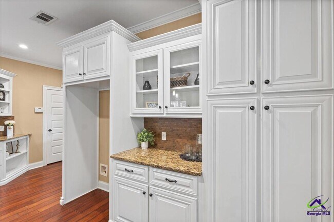 Building Photo - 300 Cheshire Dr