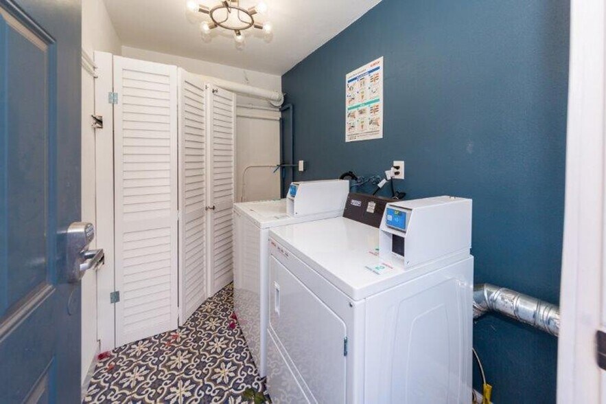 Building Photo - 1078 E 7th St