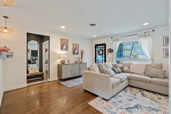 Building Photo - 1119 W 30th St