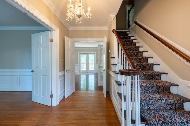 Building Photo - 4135 Knollcrest Cir N