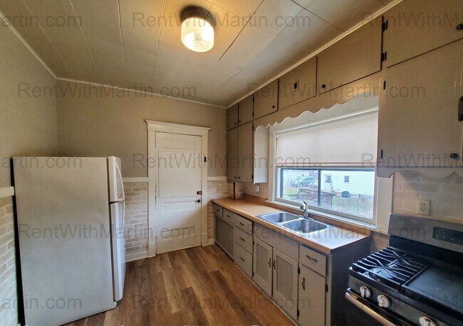 Building Photo - 313 Denver St