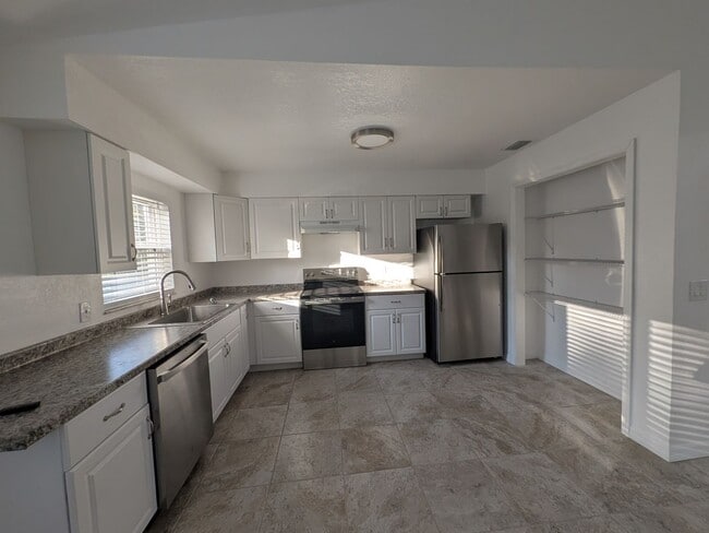 Building Photo - Nice 2/2 duplex in Crystal River