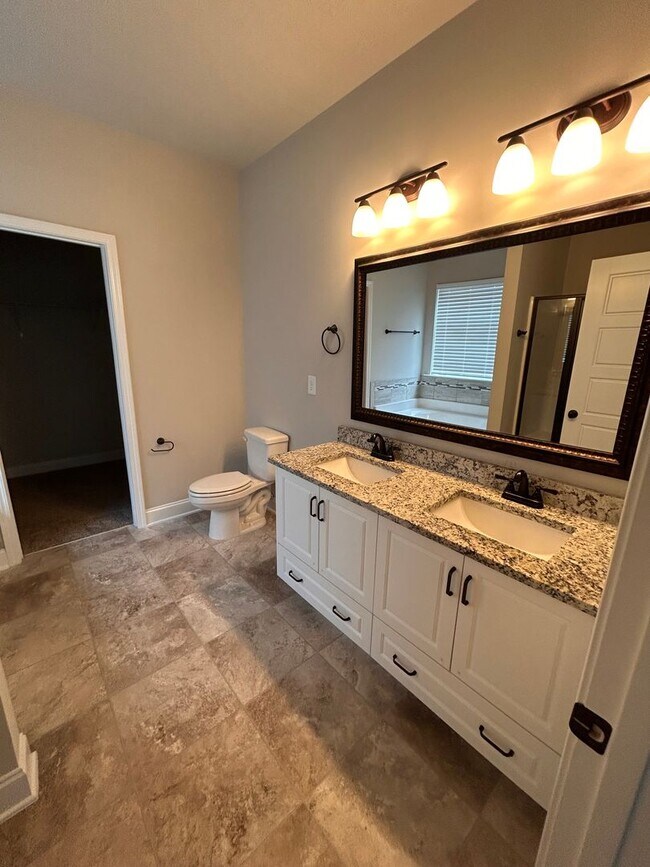 Building Photo - 204 Pebble Ln