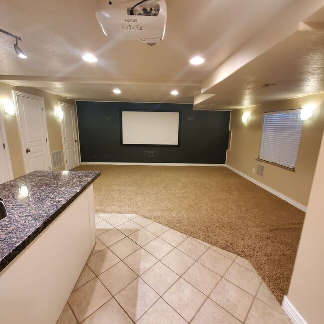 Building Photo - Incredible Lehi Townhouse