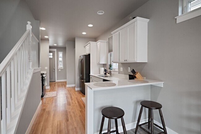 Building Photo - Modern 4-bedroom 3-bathroom Home