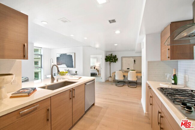 Building Photo - 13650 Marina Pointe Dr