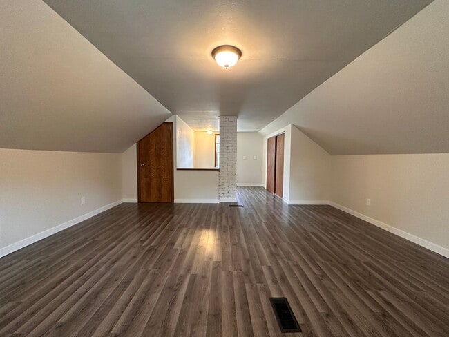Building Photo - Recently Renovated Single Family Home Avai...