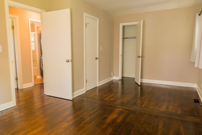 Building Photo - 2 bedroom and 1 bath bungalow in Elizabethon