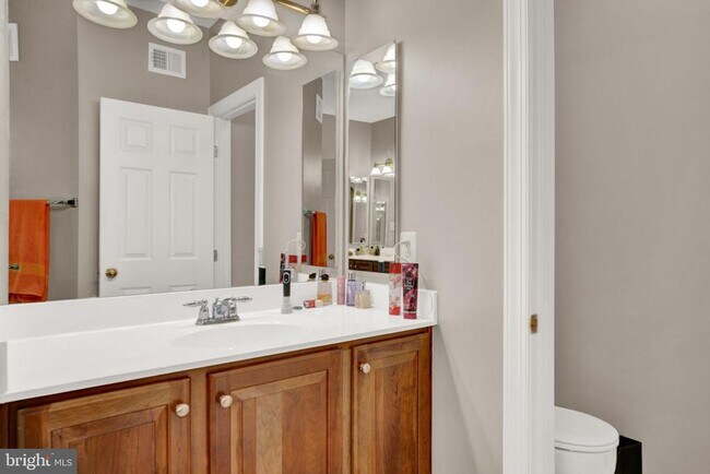 Building Photo - 2460 Eastbourne Dr