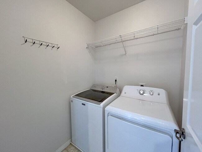 Building Photo - Gorgeous 2-bedroom Townhouse with attached...