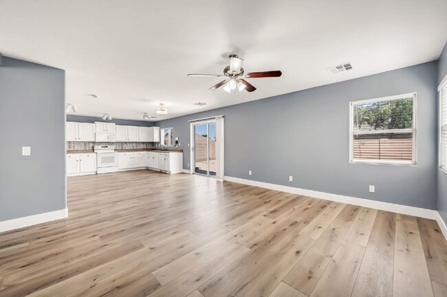 Building Photo - 2422 E Olivine Rd