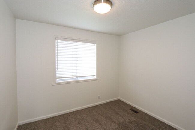 Building Photo - 7831cd - Bickmore, D.