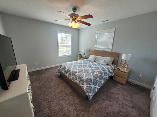 Building Photo - Beautiful & Spacious 4 bedroom, 2.5 bath h...