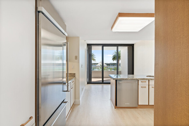 Building Photo - 525 S Flagler Dr