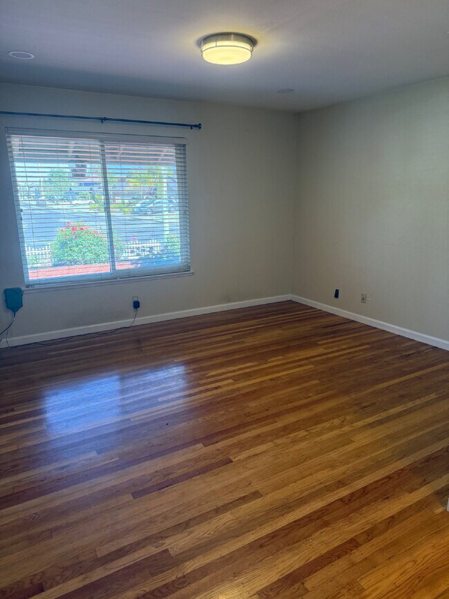 Building Photo - Charming 4 bedrooms and 2 full bathrooms L...