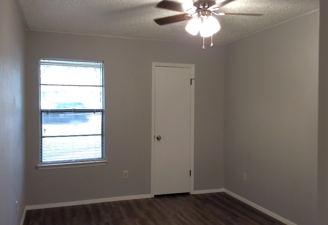 Building Photo - 1620 W Braker Ln
