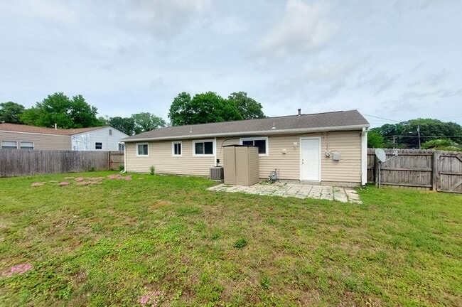 Building Photo - BEAUTIFUL 3 BD/ 1 BTH CORNER LOT WITH W/D ...