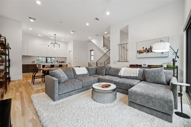 Building Photo - 711 Memorial Heights Dr