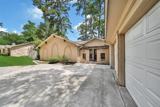 Building Photo - 259 Spring Pines Dr