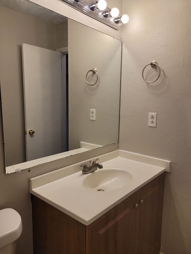 Building Photo - East Ridge 3 Bedroom 2 Bath Duplex